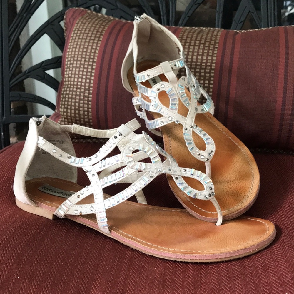 Beige sandals with rhinestones